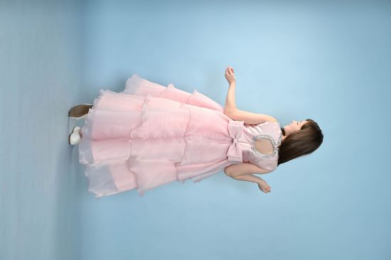 صورة فستان سهرة لحمي فخم للأميرات يجمع بين الأناقة والرقي