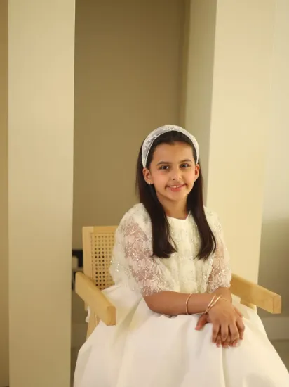 صورة فستان سهرة ابيض ملكي بلمسات اللؤلؤ والدانتيل الفاخرة