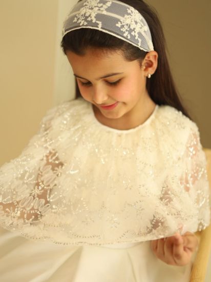 صورة فستان سهرة ابيض ملكي بلمسات اللؤلؤ والدانتيل الفاخرة