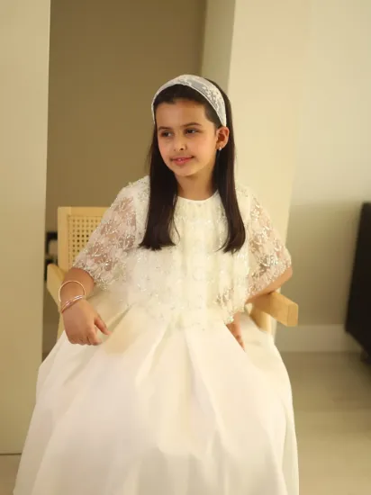 صورة فستان سهرة ابيض ملكي بلمسات اللؤلؤ والدانتيل الفاخرة