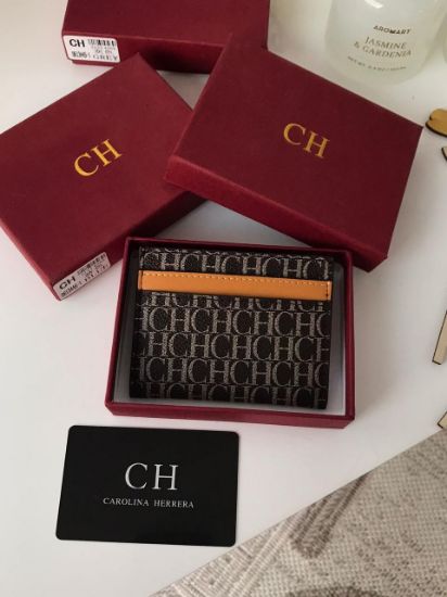 صورة محفظة بطاقات Carolina Herrera