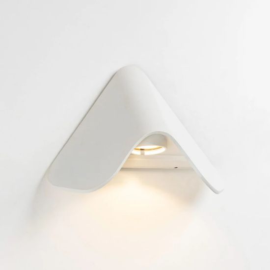 صورة جدارى خارجية  سور اطار ابيض الانارة اصفر 